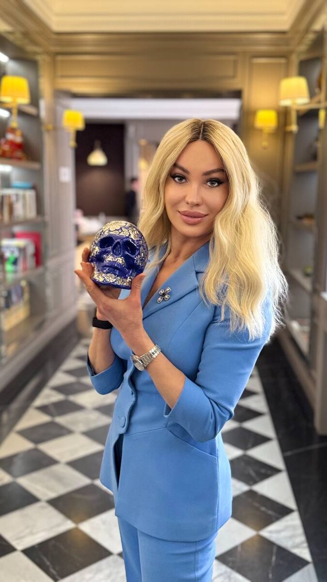 Алёна Николаевна САРОМЫЦКАЯ, врач дерматолог, косметолог высшей категории, диетолог, сертифицированный тренер ведущих европейских компаний, преподаватель кадавер курса Университета Максимилиана Людвига (Германия), член американской Ассоциации специалистов по лазерной хирургии ASLM, действующий спикер российских и международных конгрессов по эстетической медицине и косметологии, бьюти-эксперт ведущих федеральных СМИ