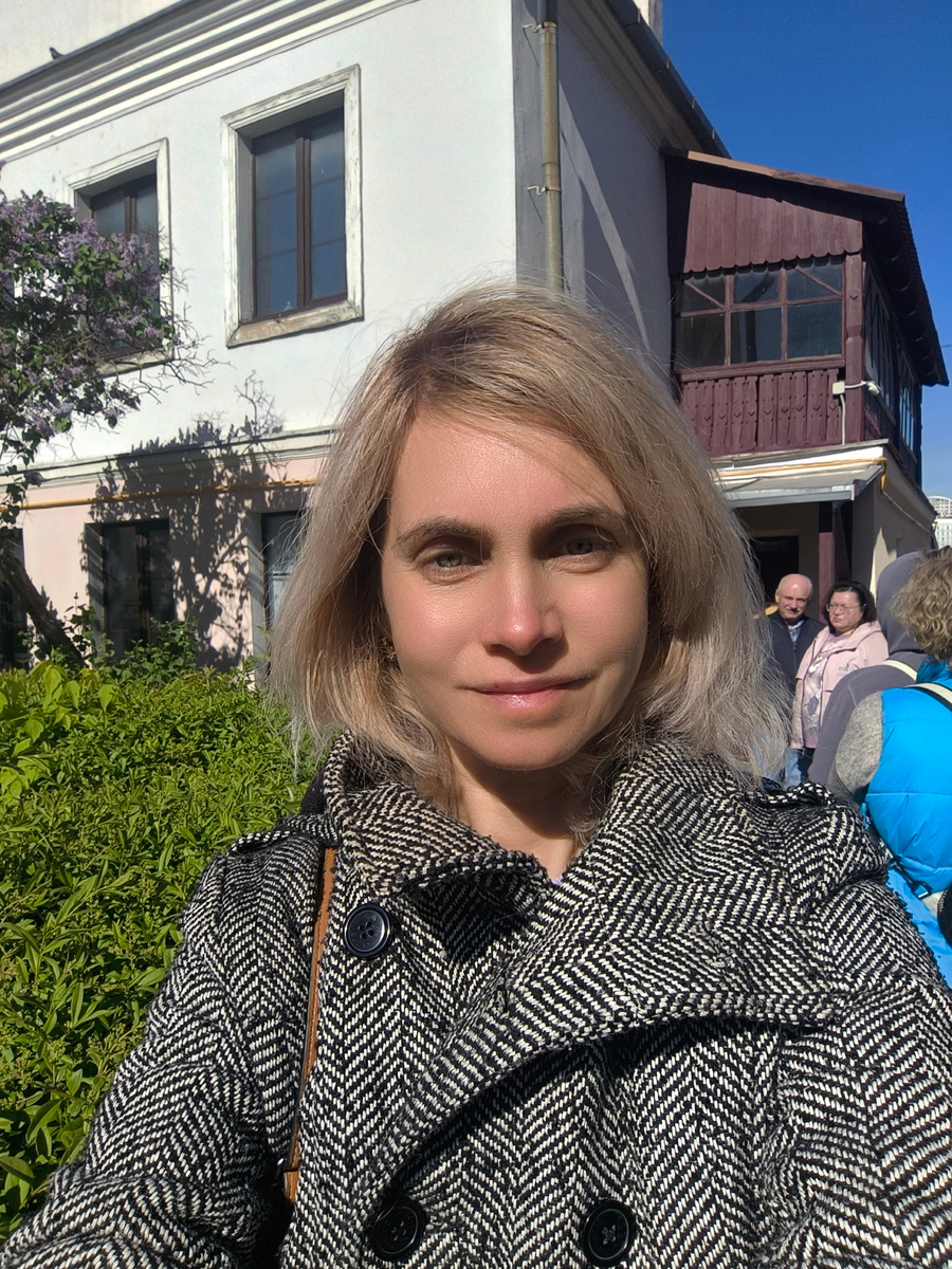 Фото автора. Сделано в Беларуси в Минске. Выравнивала цвет перед поездкой в школе Фризер. И слегка подстриглась. Волосы мне жалко было, но это моя личная тема отношения к волосам. Девочке 5 поставили и зачёт.