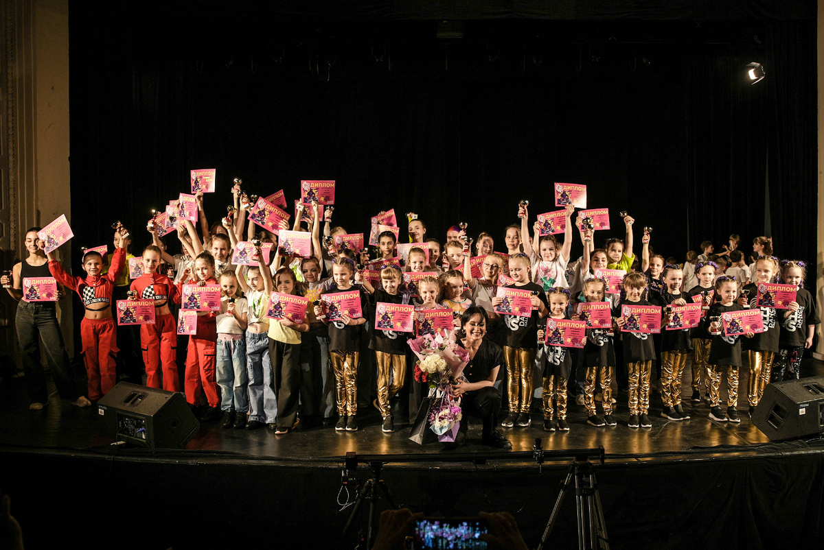 На сцене дети всегда живут полноценной творческой жизнью. Тут разные эмоции : кто-то счастлив, кто-то боится перого выхода, а кто-то спокоен. Но мы точно знаем одно, эти эмоции незабываемые!