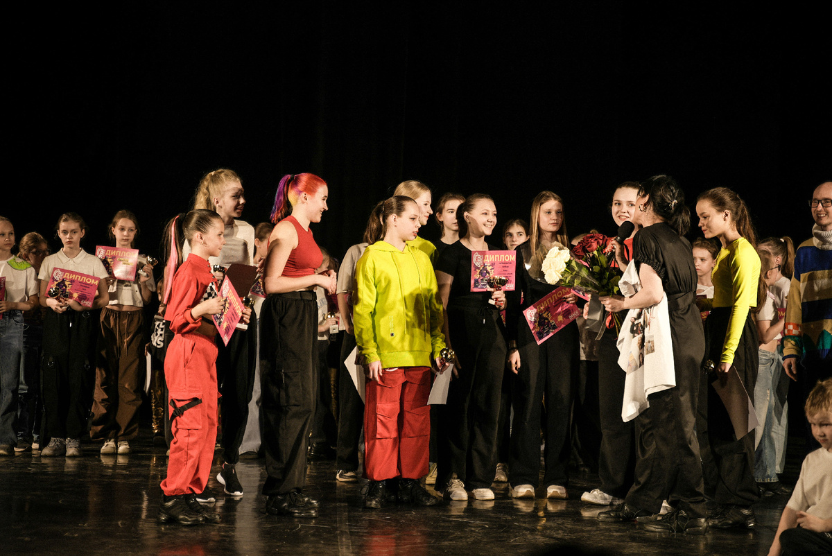 На фотографии одно из наших выступлений. Выступления всегда масштабные, красивые и вовлекающие! Мы всегда готовимся к каждому выступлению с душой и подходим к этому с любовью и сердцем.