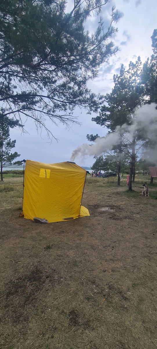 А вот и наша туристическая баня на берегу озера 