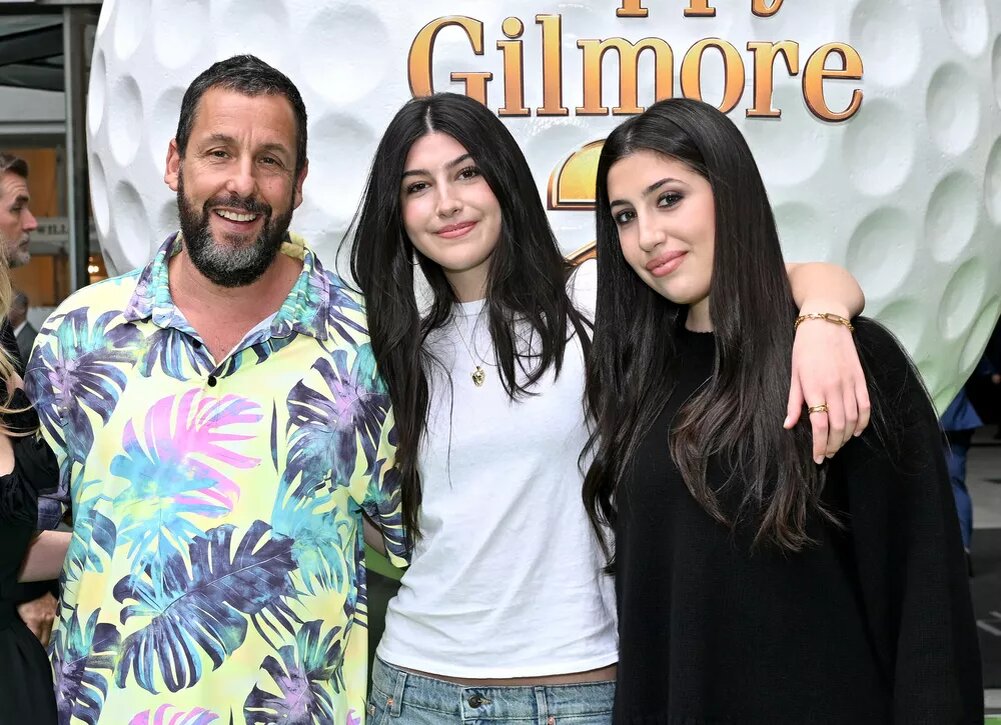    Адам Сэндлер вывел в свет двух дочерей