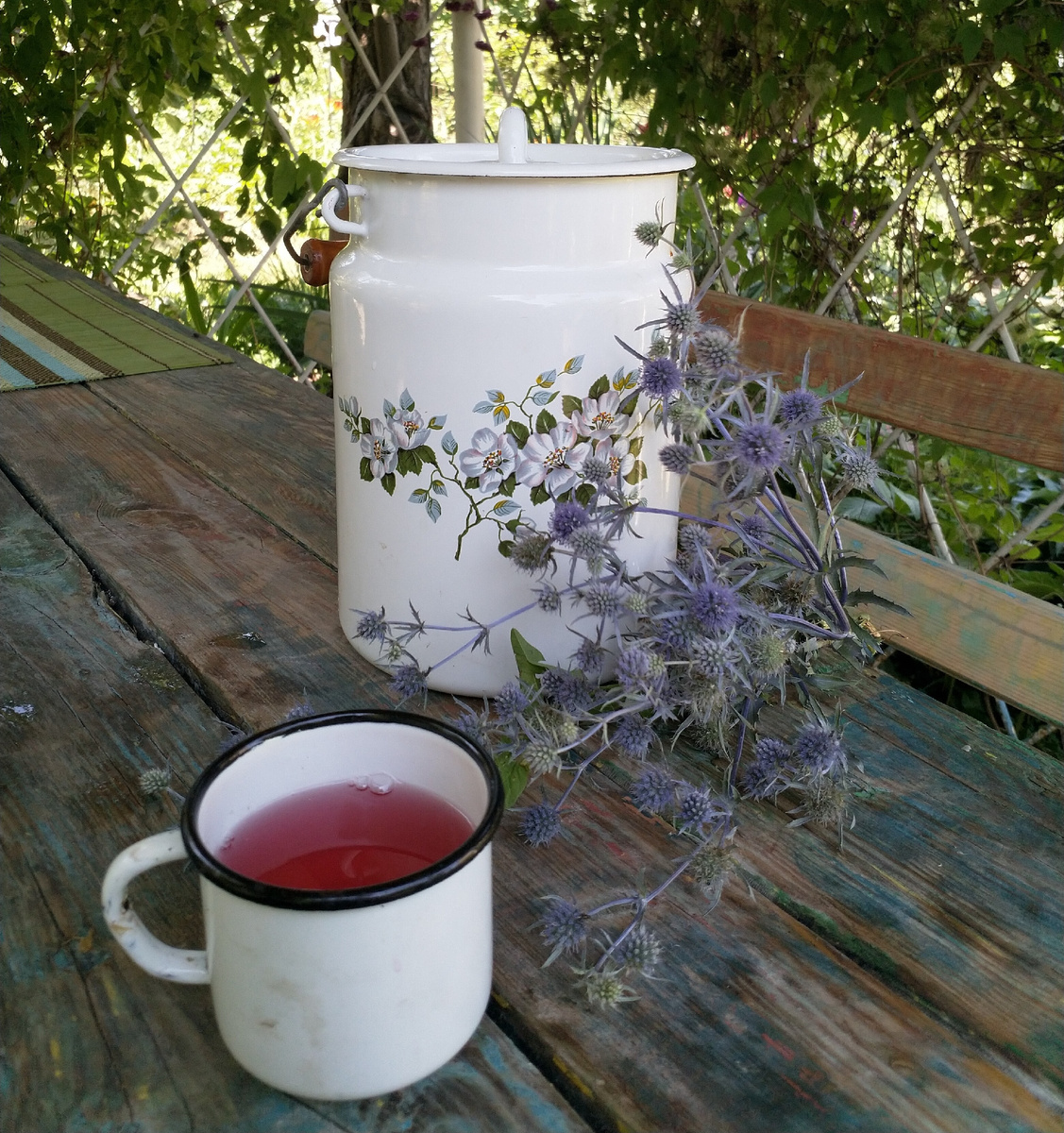 Вишневый компот в бидончике. Не потому, что эмалированная посуда в моде, а потому что мы всегда так делали. 