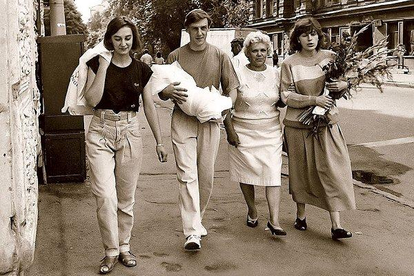 Александр Половцев забирает супругу Юлию и сына Степана из роддома