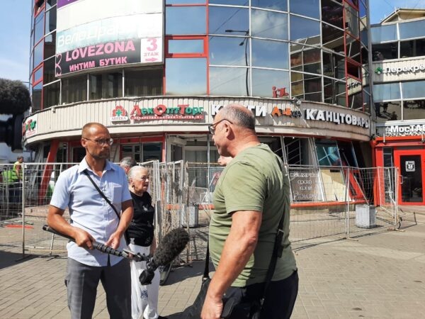 Яков Перкаль-Проворный, владелец ТК «МаксиСопот», у своего объекта дает интервью на фоне сноса