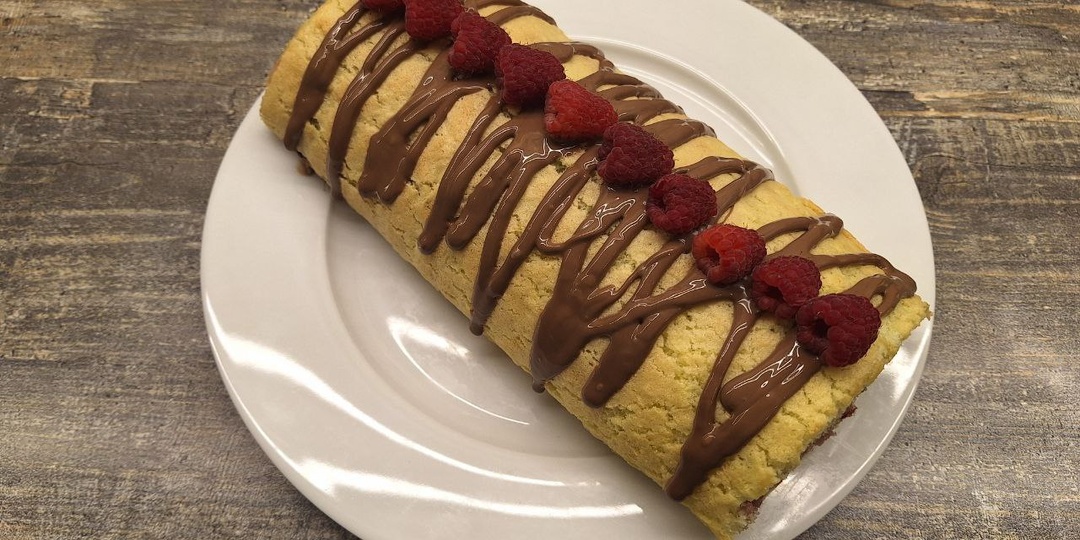 Тает на губах: рулет с кремом и малиной.