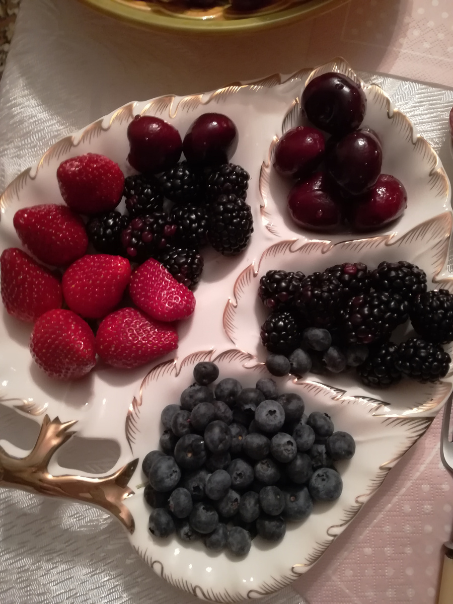 Это кусочек нашего Новогоднего стола) Нашла в архивах