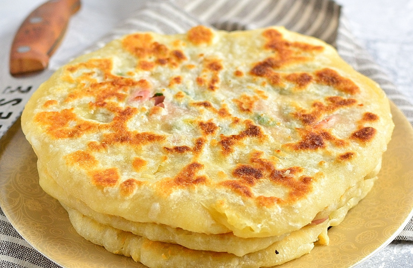 Колбаса и зелёный лук внутри, а сыр – прямо в тесте. Такие лепёшки легко накормят мужика