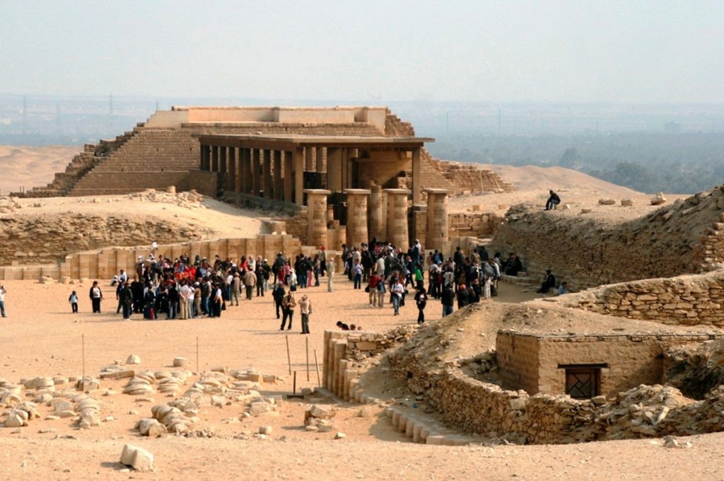 Мемфис — первая столица единого Египта. Основал Мемфис фараон Менес — первый египетский царь. Первоначальное название города Инбу Хедж (Белые стены). Основан Мемфис, по разным оценкам, примерно в XXX-XXVIII вв. до н. э.