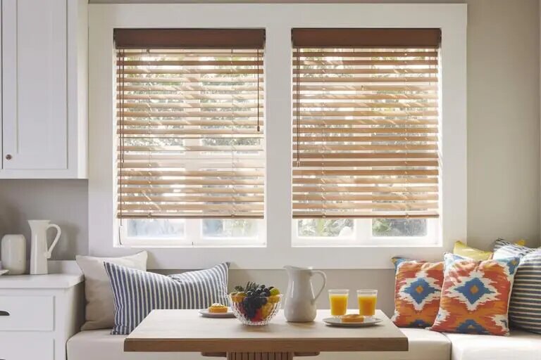 Уютная кухня с деревянными окнами, на которых установлены жалюзи. Такой способ крепления позволяет регулировать свет и сохранять приватность, не повреждая рамы.