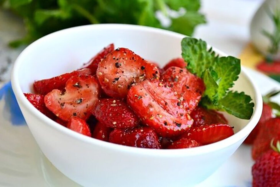 Клубника с базиликом и перцем