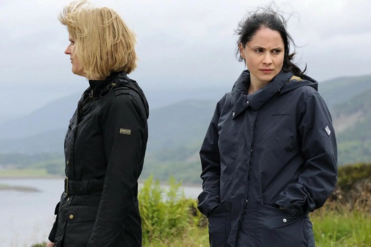 Лорен и Энни, кадр из сериала "Лох-несс"