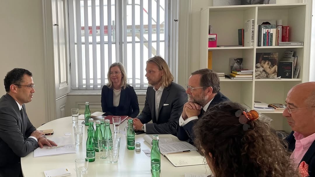 Встреча Хемра Аманназарова с Зеппом Шеллхорном, 21 июля, 2025 г., Вена, Австрия (Фото: Посольство Туркменистана в Австрии)