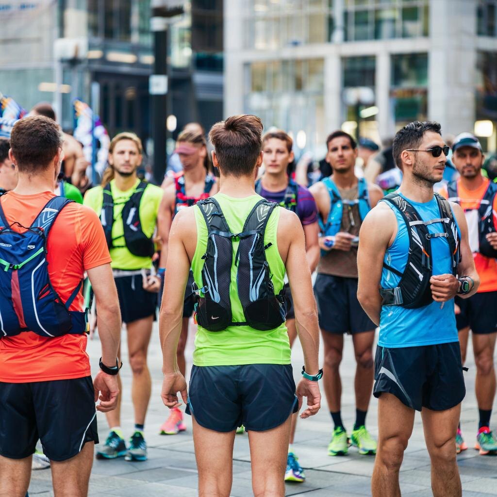 Бегуны в беговых жилетах. Источник - ИИ