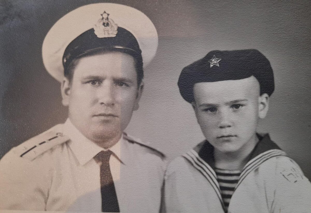 ДВА КАПИТАНА. Боровушкин Юрий Сергеевич(командир СДК) и Боровушкин Сергей Юрьевич(1970 г.) 