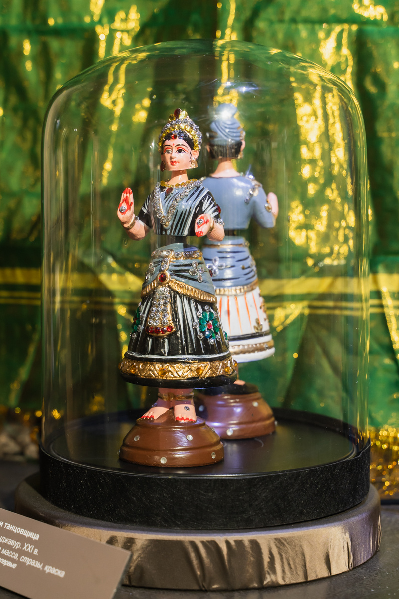 Танцор и танцовщица Индия, Танджавур. XXI в. Полимерная масса, стразы, краска
