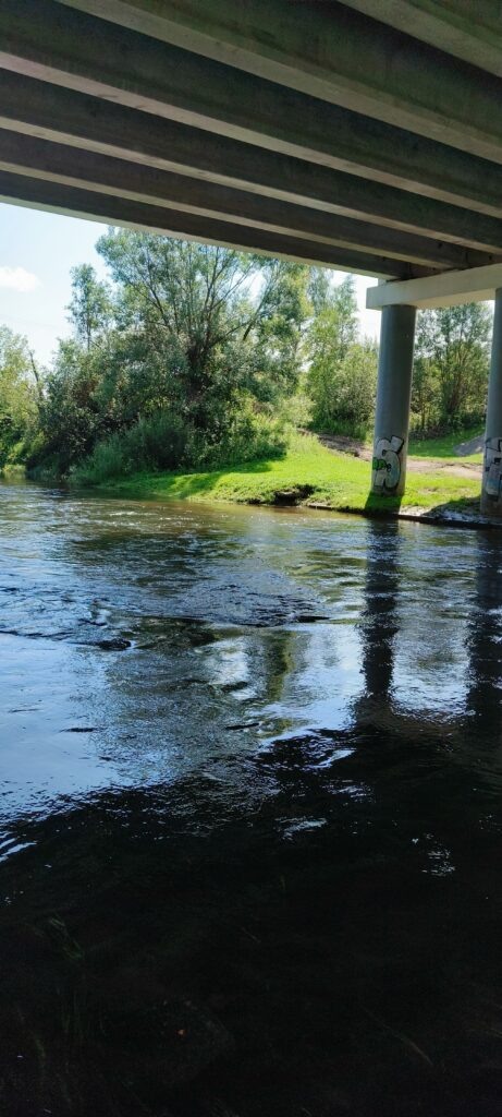 Пороги и препятствия посередине под автомобильным мостом в Новом Иерусалиме