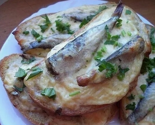 горячие бутерброды с килькой и сыром