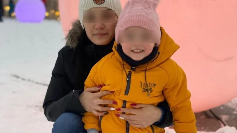 «Будешь капризничать – упадёшь!»: молодая мать решила проучить дочь и уронила ее с балкона шестого этажа