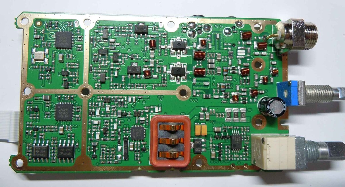 Внутри чистить кисточкой, от пыли, не мочить
