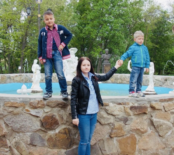 Наши детки на прогулке в Пятиморске в 2017 году.