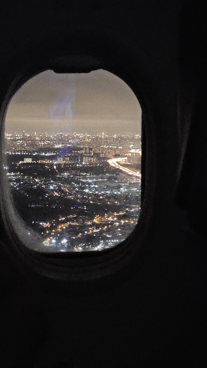 Вид на вечернюю Москву из салона самолета при приземлении