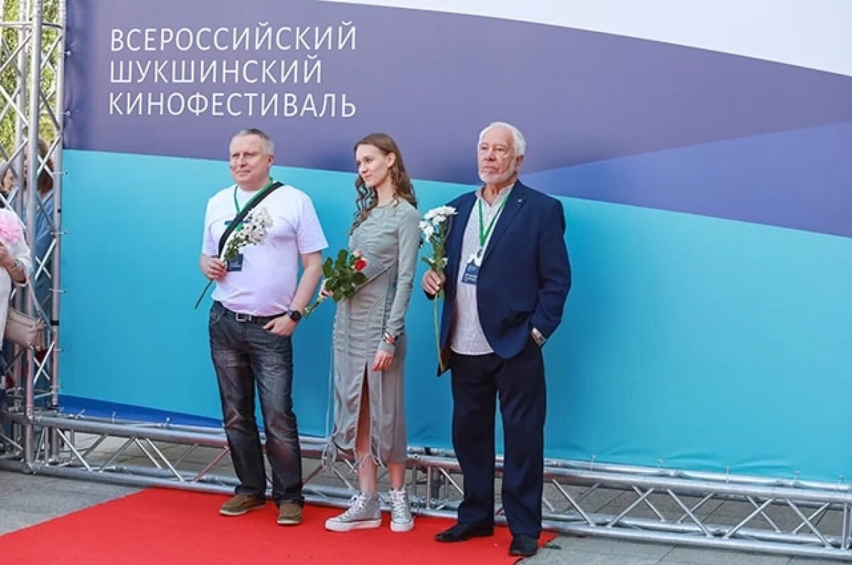    Почетные гости прошлись по красной дорожке кинофестиваля.