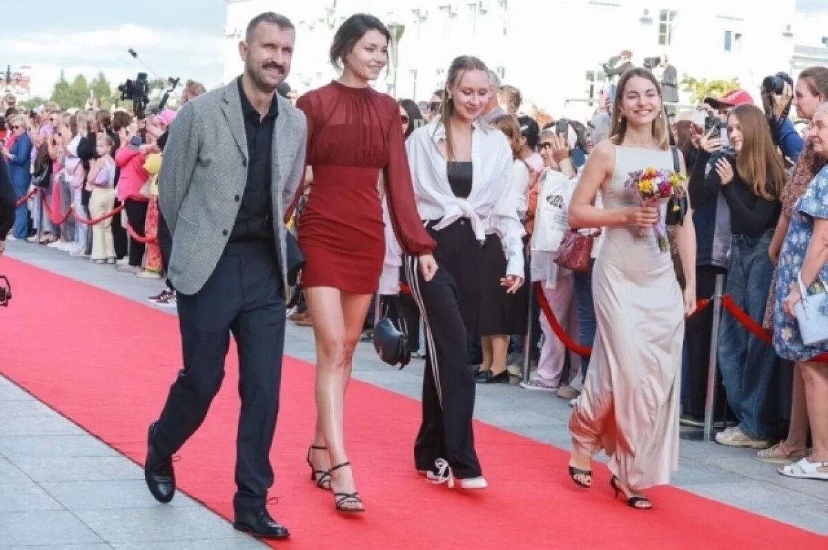    Иван Добронравов, Татьяна Марахонич, Евгения Шумилова и Анна Добронравова.