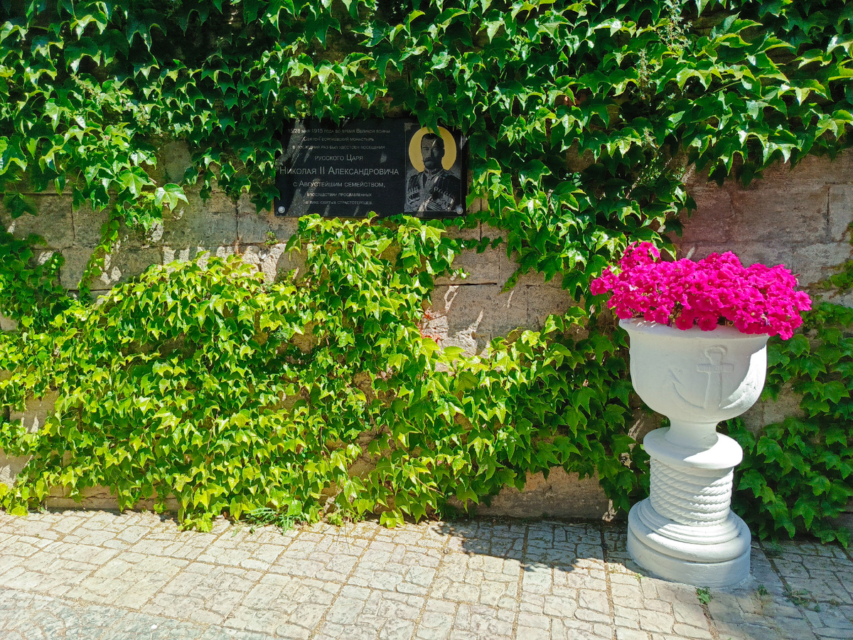 Памятник  царю в  зарослях  вьюнов  у  храма над  мысом 