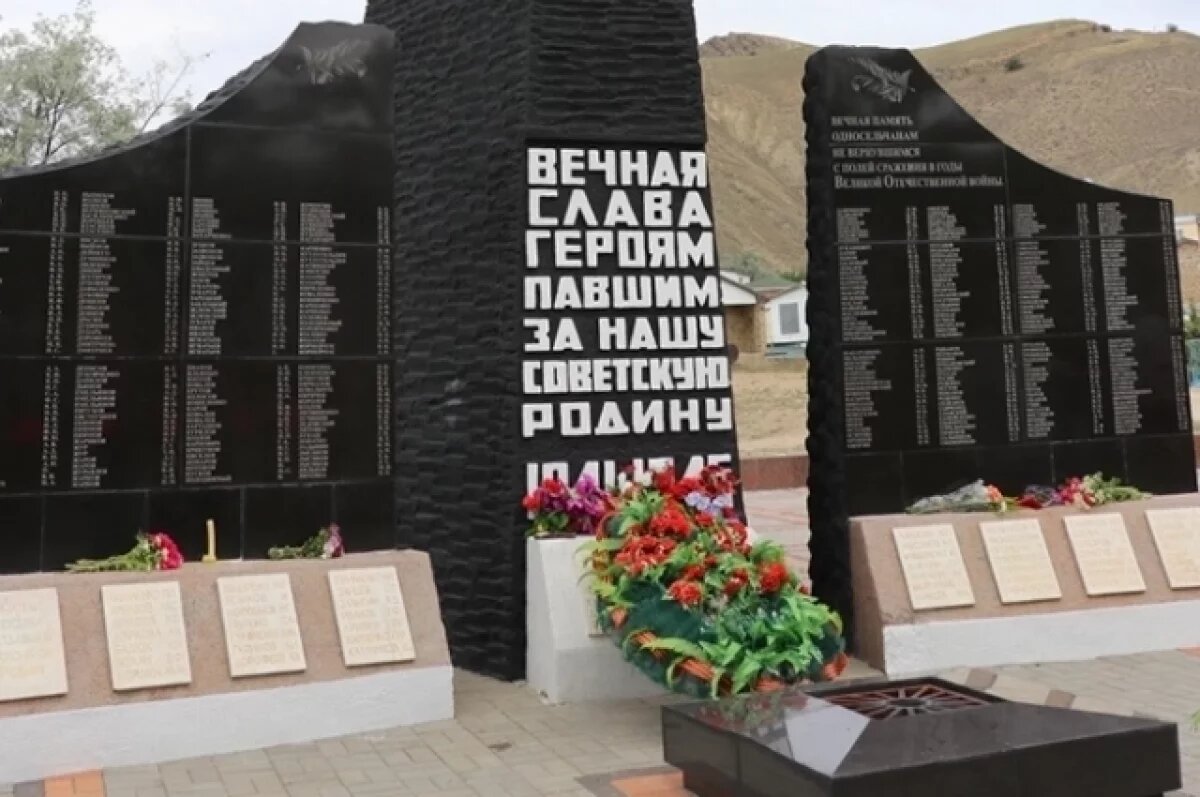    Глумились от скуки.