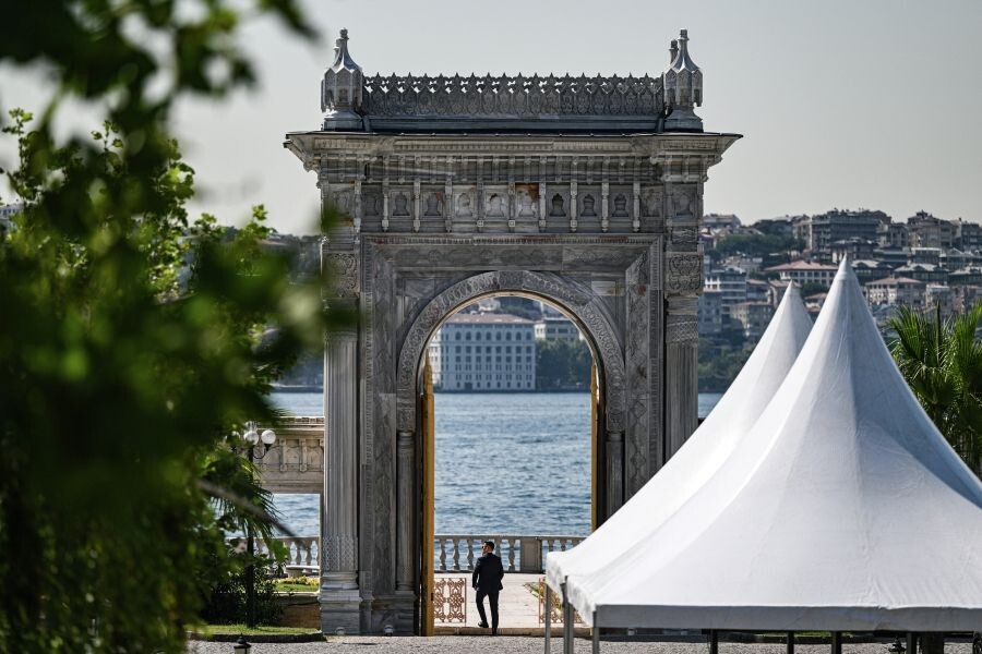    Территория дворца Чираган в Стамбуле / Источник: © Кристина Кормилицына/РИА Новости