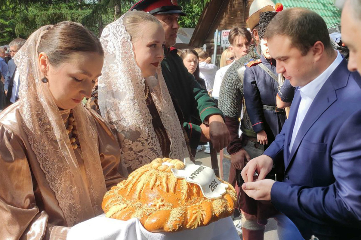 Выставку-ярмарку открыл губернатор Омской области Виталий Хоценко.  Фото: ФедералПресс / Екатерина Сумина