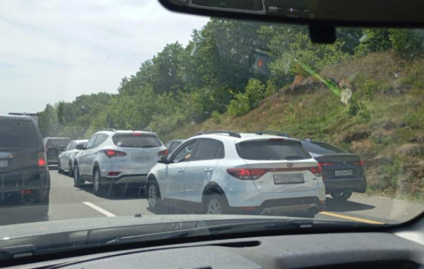 В жару туристы встали в пробках на трассах М-4 «Дон» и А-290 на Кубани