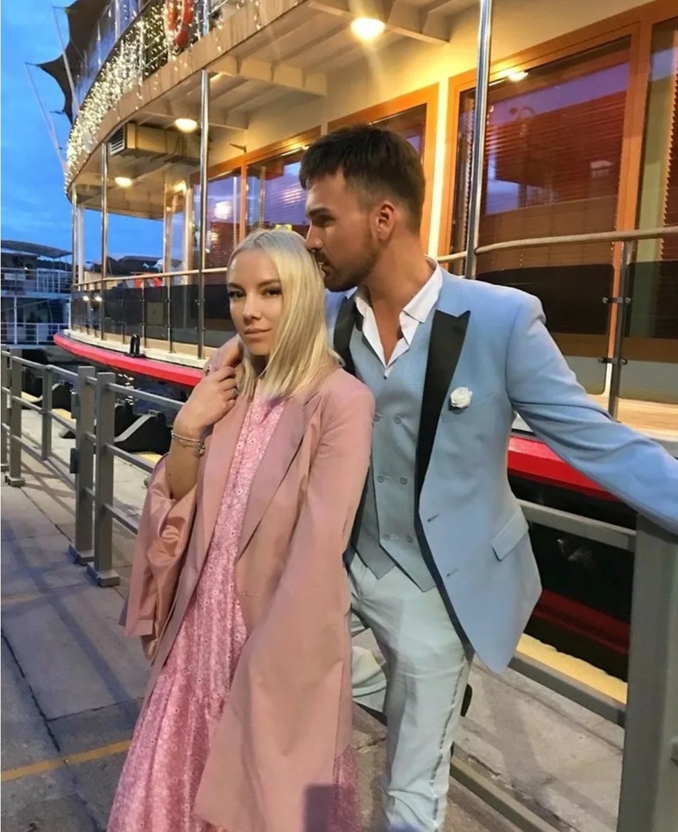 Так жалко жену, что он ее ни во что не ставит и не делает из нее звезду или артистку или может ей вообще в кино надо сниматься. А она все терпит и ждет его и слезы свои утирает тихонько