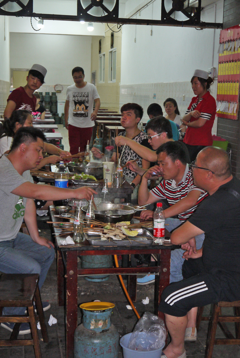 Сиань, Китай. Кафе явно пользуется спросом, но желания сделать заказ не возникло. Фото автора.