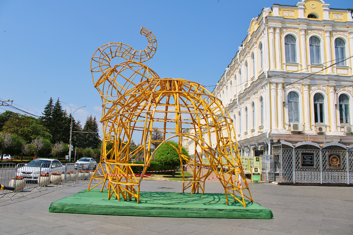 Слон в центре Ставрополя возле Краеведческого музея