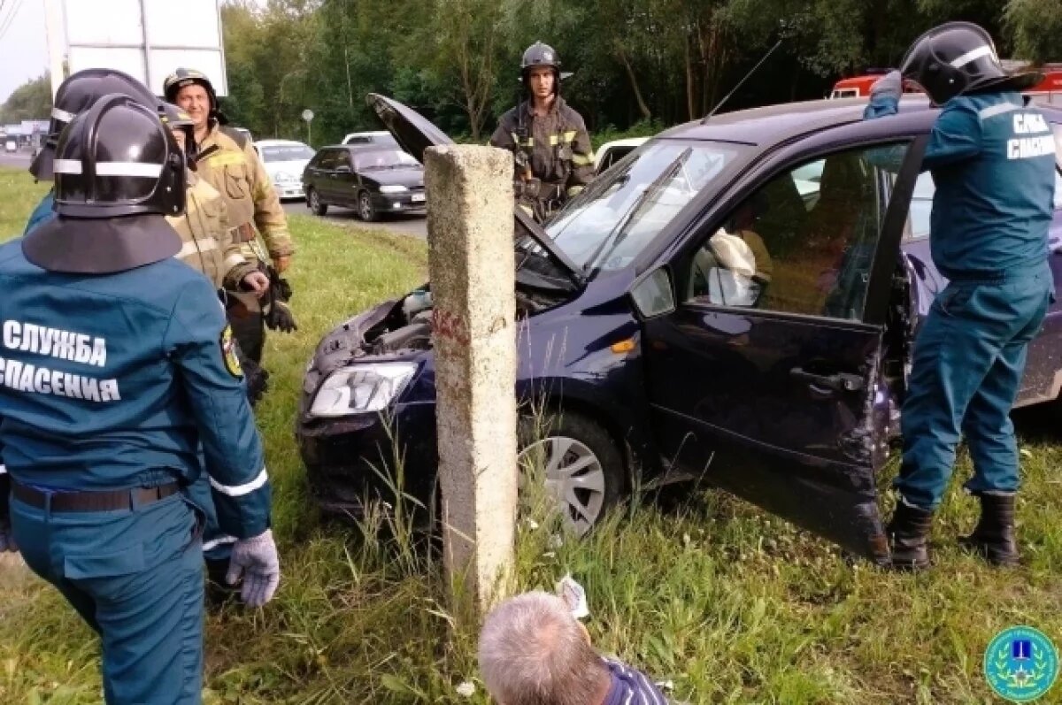    На севере Ульяновска пенсионер за рулём «Гранты» врезался в столб
