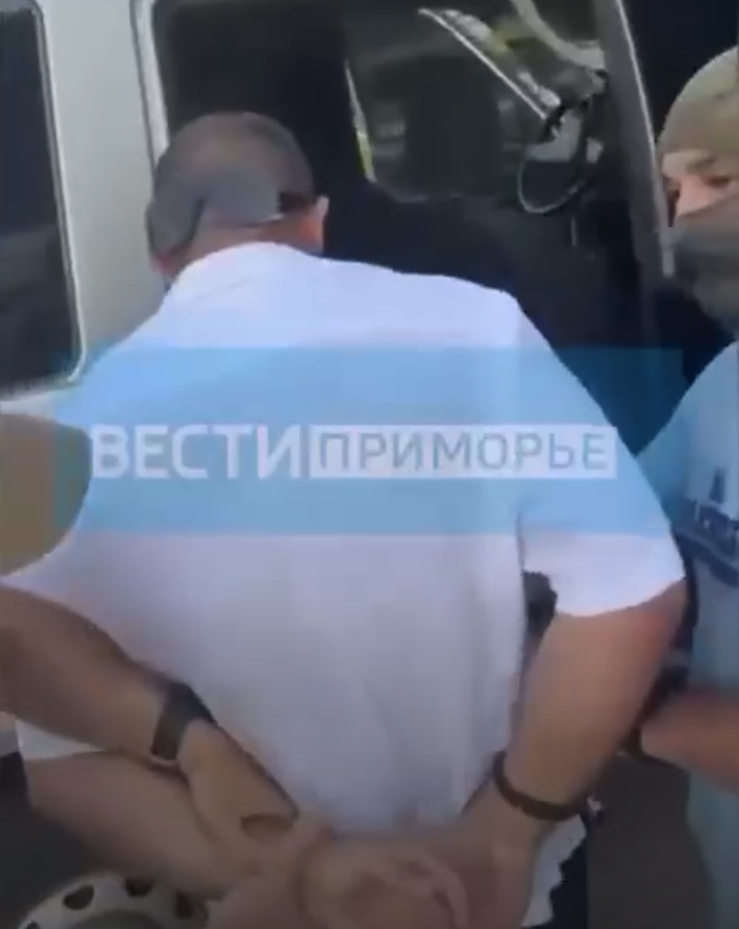 Кадры задержания. На затылке - очки за 450 тыс. руб. Фото: "Вести Приморье".