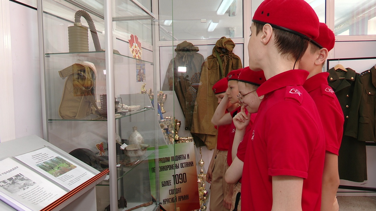 В школьном музее ребята изучают историю Великой Отечественной войны 