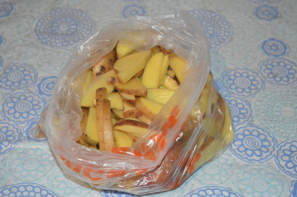 Картошка по-деревенски. Шаг 2. Фото: канал Три рецепта.