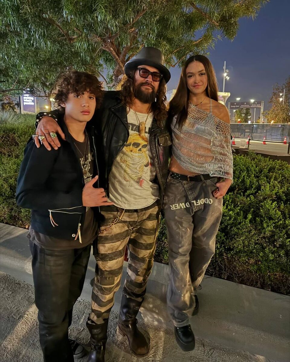 Джейсон с сыном и дочкой