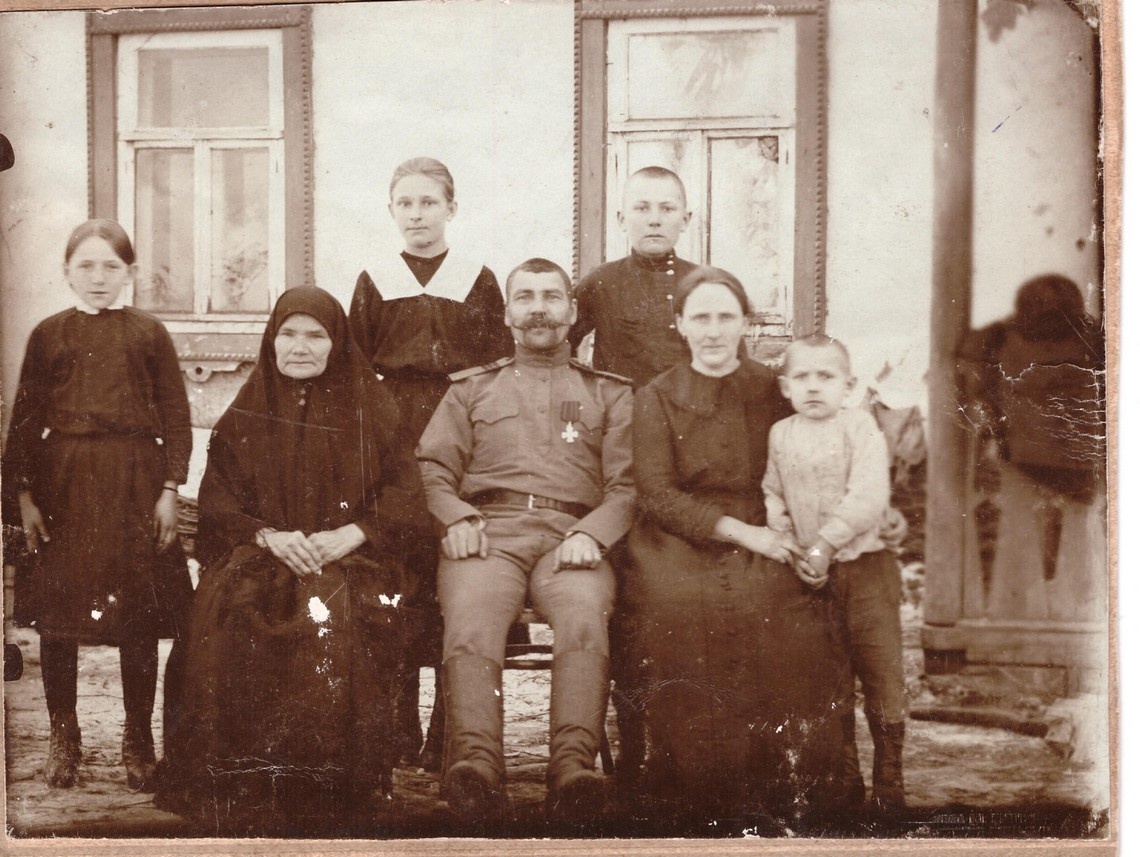 А.И. Волокитин, прибывший с фронта на побывку, в кругу своей семьи. Справа от него в первом ряду жена Мария Егоровна и младший сын Виктор, за ними — старший сын Алексей. Февраль 1915 г.
