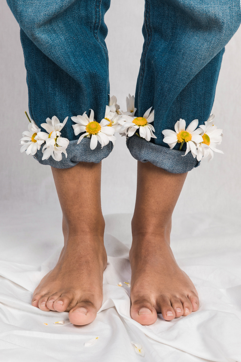 Благотворное воздействие на стопы оказывают прогулки босиком по траве или песку