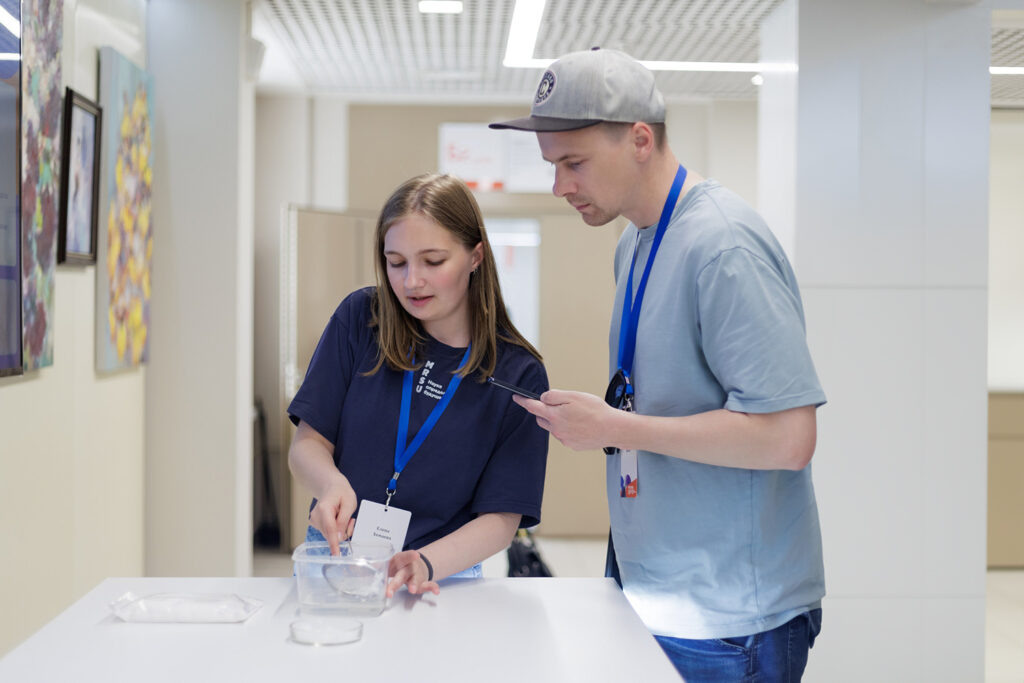    Елена Хемова показывает свою разработку на Форуме технологического предпринимательства и науки