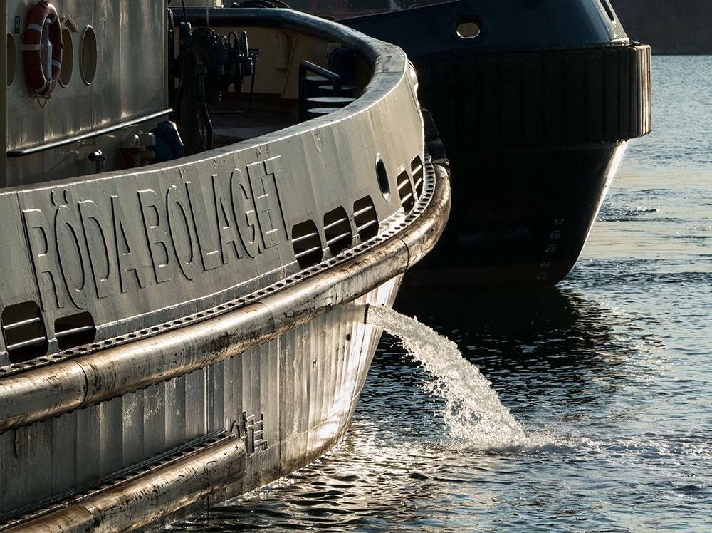 Балластная вода - это вода, которую используют на судах для обеспечения устойчивости, баланса и регулирования осадки