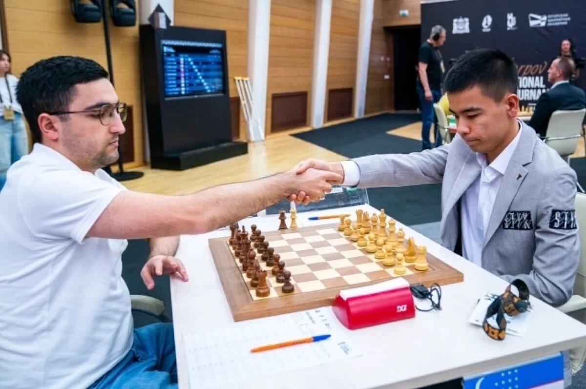    Перед началом игры шахматисты приветствуют друг друга.