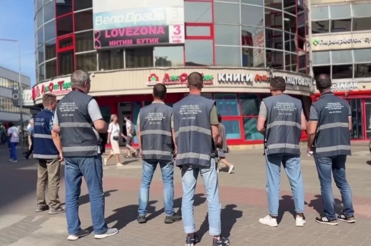    У метро «Приморская» в Петербурге начался снос простоявшего там 20 лет ТЦ