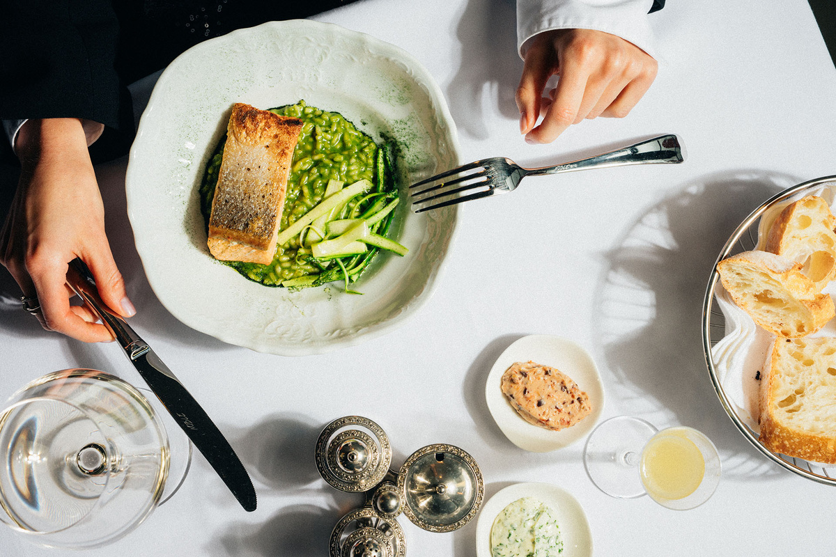    Лосось с зеленым ризотто и спаржей