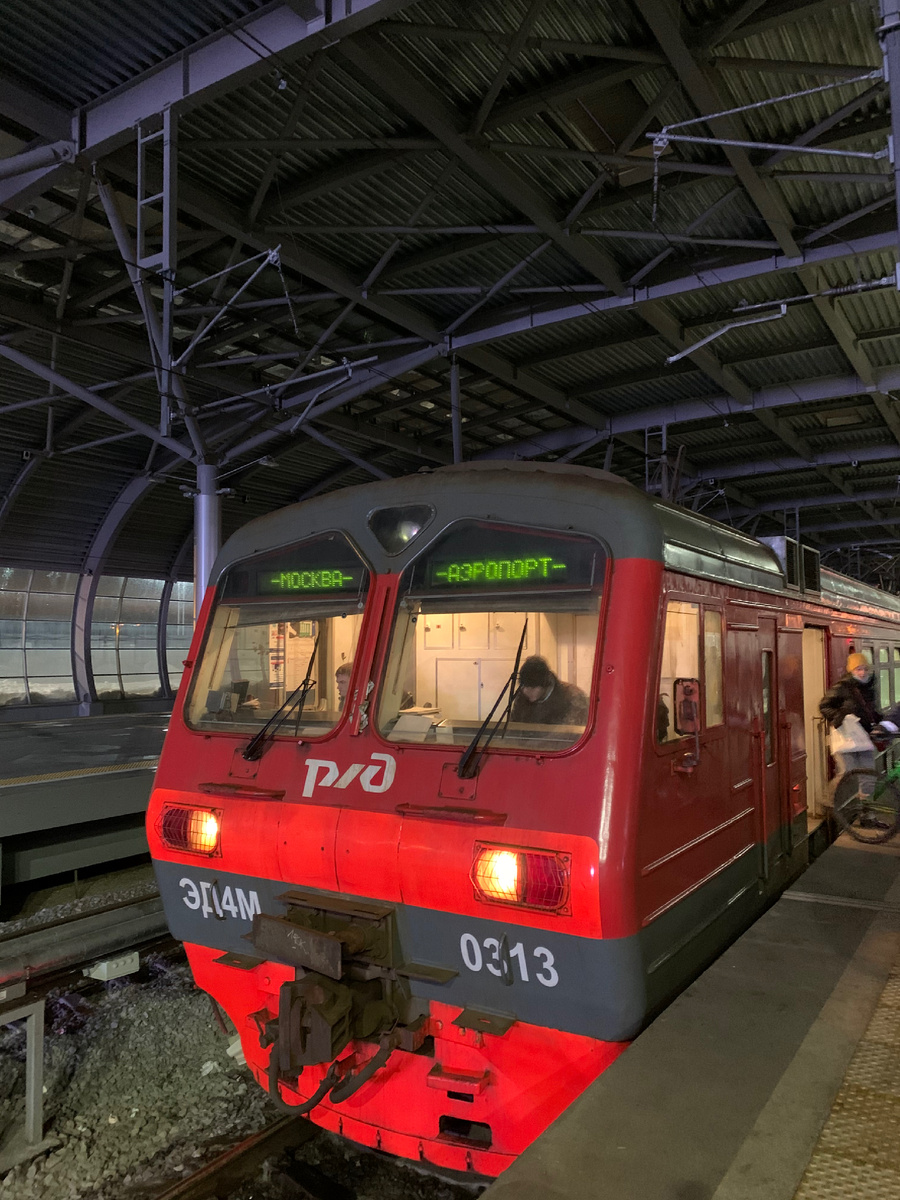 Электропоезд на станции Аэропорт Домодедово