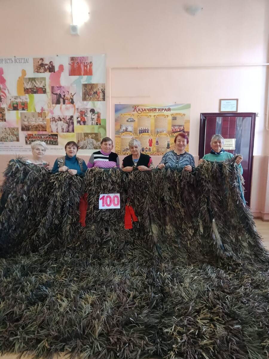  Людмила Егорова, Ольга Шалаева, Галина Савченко, Людмила Щербакова, Любовь Коржова и председатель совета ветеранов хутора Славянского Александра Париенко сплели уже более 100 маскировочных сетей. 